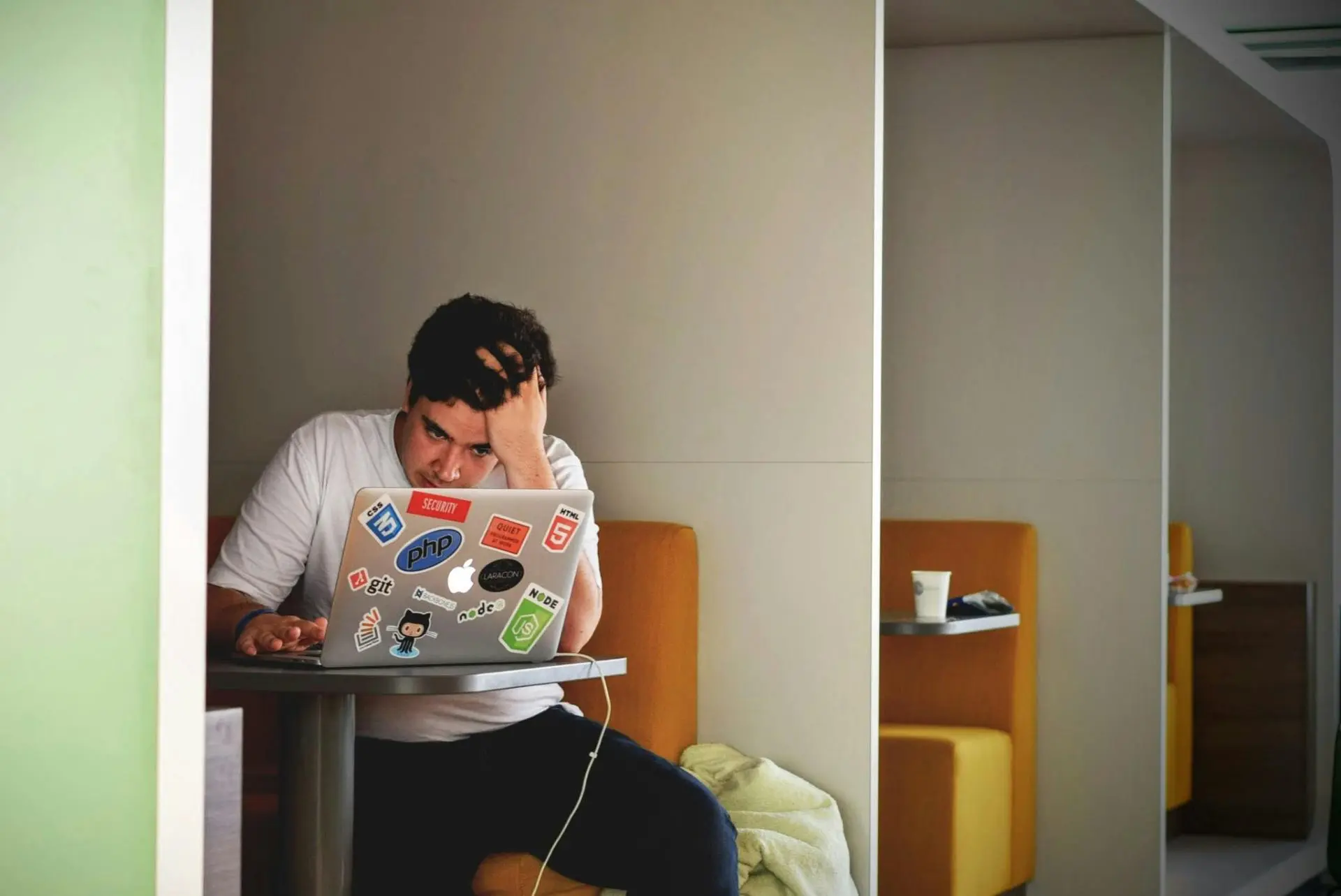 Professionnel stressé devant son ordinateur